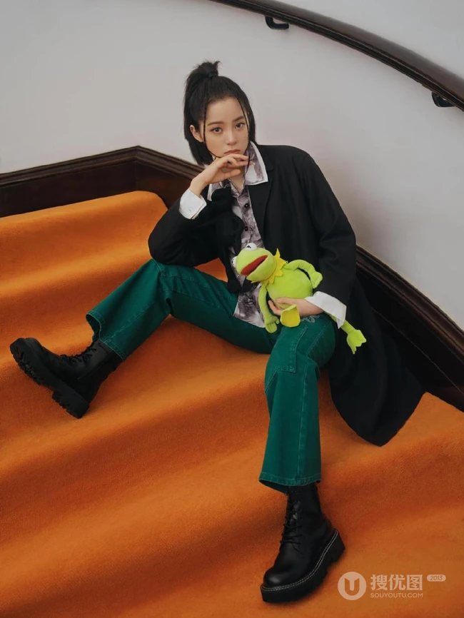 欧阳娜娜品牌秋装户外写真美照，展现甜甜少女的多样软糯魅力