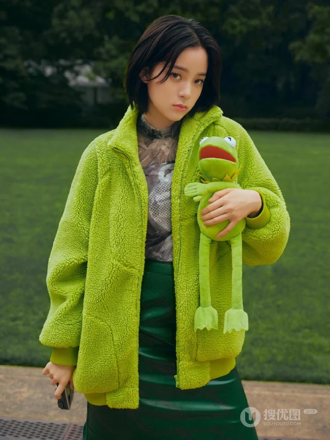 欧阳娜娜品牌秋装户外写真美照，展现甜甜少女的多样软糯魅力