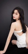 吴宣仪气质低领肩带超短连衣白裙温柔美丽写真