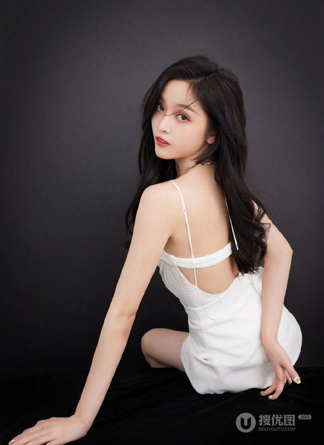 吴宣仪气质低领肩带超短连衣白裙温柔美丽写真