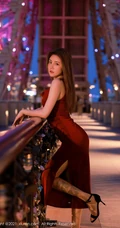 气质柔女生神夏西CiCi身着港风复古肩带红裙街拍，花式扑克妩媚气质写真套图