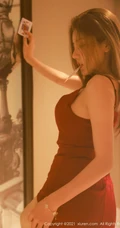 气质柔女生神夏西CiCi身着港风复古肩带红裙街拍，花式扑克妩媚气质写真套图