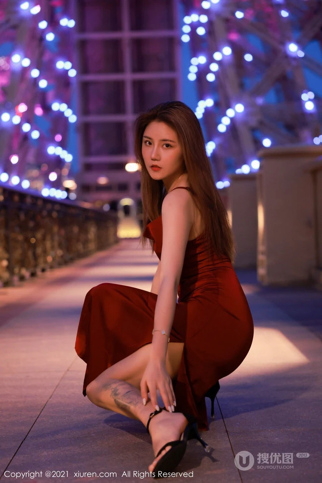 气质柔女生神夏西CiCi身着港风复古肩带红裙街拍，花式扑克妩媚气质写真套图