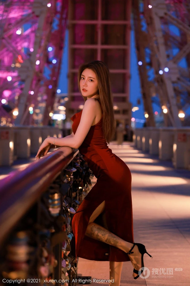 气质柔女生神夏西CiCi身着港风复古肩带红裙街拍，花式扑克妩媚气质写真套图