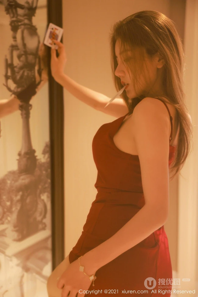 气质柔女生神夏西CiCi身着港风复古肩带红裙街拍，花式扑克妩媚气质写真套图