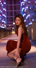 气质柔女生神夏西CiCi身着港风复古肩带红裙街拍，花式扑克妩媚气质写真套图
