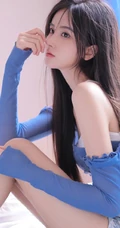 明亮干净的蓝，一看就舒心的漂亮黑直长发女生露肩蓝衫超美室内写真图集