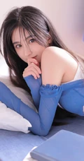 明亮干净的蓝，一看就舒心的漂亮黑直长发女生露肩蓝衫超美室内写真图集