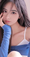 明亮干净的蓝，一看就舒心的漂亮黑直长发女生露肩蓝衫超美室内写真图集