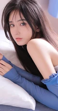 明亮干净的蓝，一看就舒心的漂亮黑直长发女生露肩蓝衫超美室内写真图集