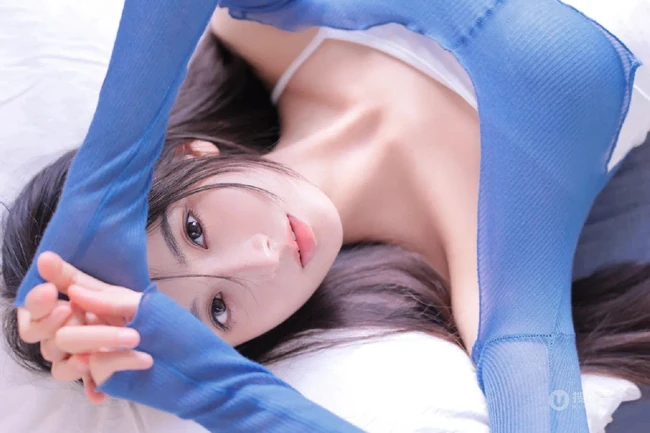 明亮干净的蓝，一看就舒心的漂亮黑直长发女生露肩蓝衫超美室内写真图集