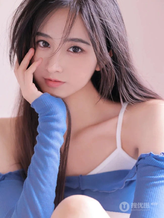 明亮干净的蓝，一看就舒心的漂亮黑直长发女生露肩蓝衫超美室内写真图集