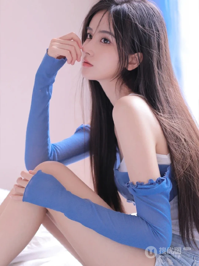 明亮干净的蓝，一看就舒心的漂亮黑直长发女生露肩蓝衫超美室内写真图集