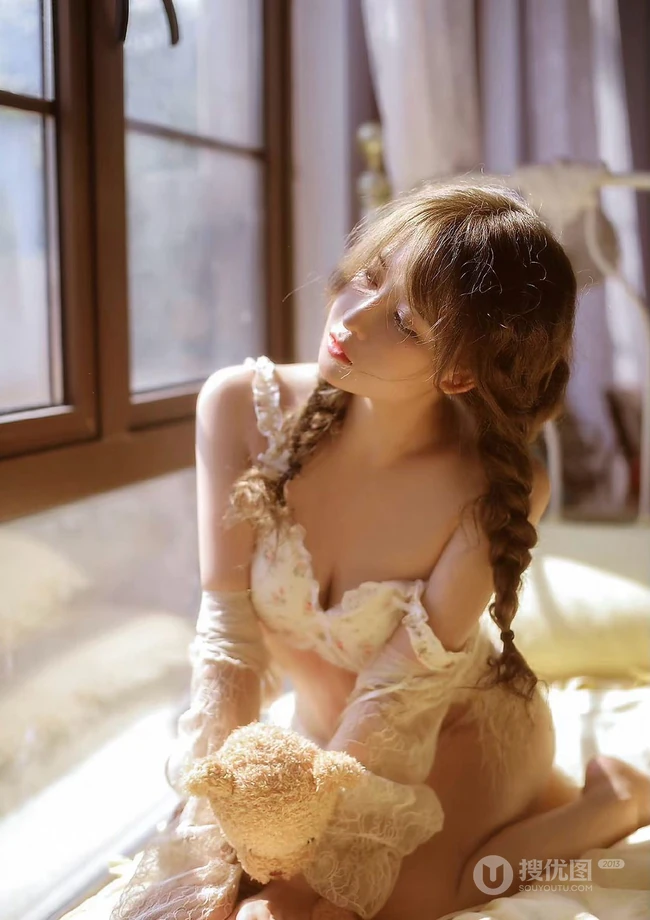 阳光正好，佳人温柔，双麻花辫少女气质小碎花蕾丝家居服居家室内唯美写真集