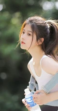 扎着马尾辫发型的青春少女肩带牛仔裤穿搭街拍写真套图