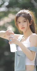 扎着马尾辫发型的青春少女肩带牛仔裤穿搭街拍写真套图