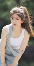 扎着马尾辫发型的青春少女肩带牛仔裤穿搭街拍写真套图
