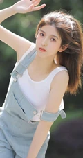 扎着马尾辫发型的青春少女肩带牛仔裤穿搭街拍写真套图