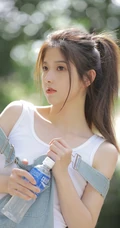扎着马尾辫发型的青春少女肩带牛仔裤穿搭街拍写真套图