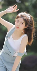 扎着马尾辫发型的青春少女肩带牛仔裤穿搭街拍写真套图