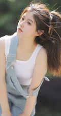 扎着马尾辫发型的青春少女肩带牛仔裤穿搭街拍写真套图