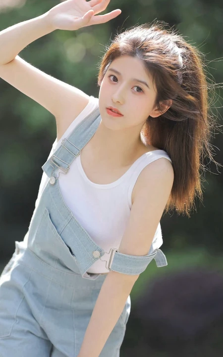 扎着马尾辫发型的青春少女肩带牛仔裤穿搭街拍写真套图