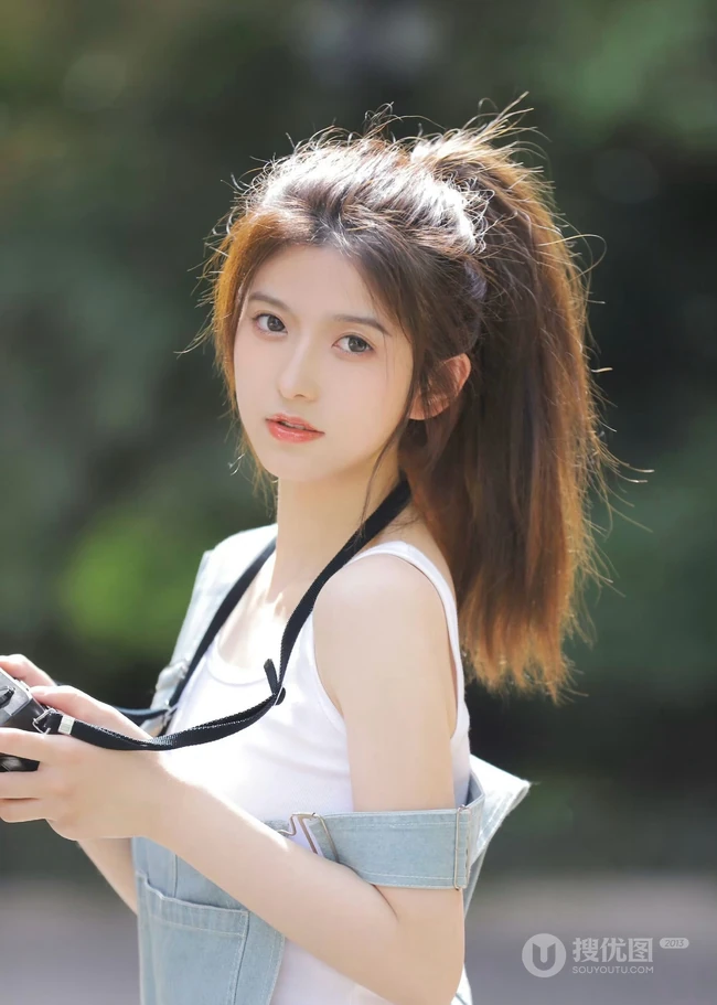 扎着马尾辫发型的青春少女肩带牛仔裤穿搭街拍写真套图