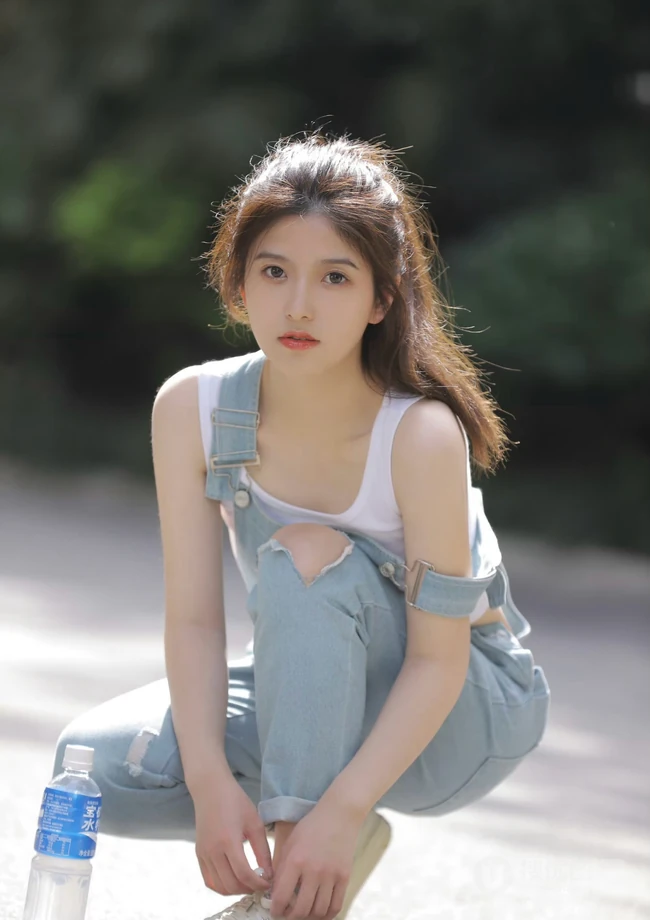 扎着马尾辫发型的青春少女肩带牛仔裤穿搭街拍写真套图