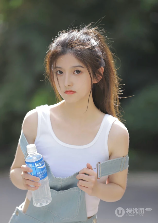 扎着马尾辫发型的青春少女肩带牛仔裤穿搭街拍写真套图