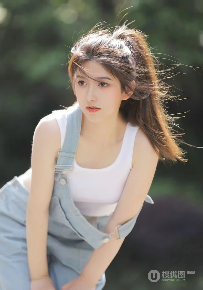 扎着马尾辫发型的青春少女肩带牛仔裤穿搭街拍写真套图