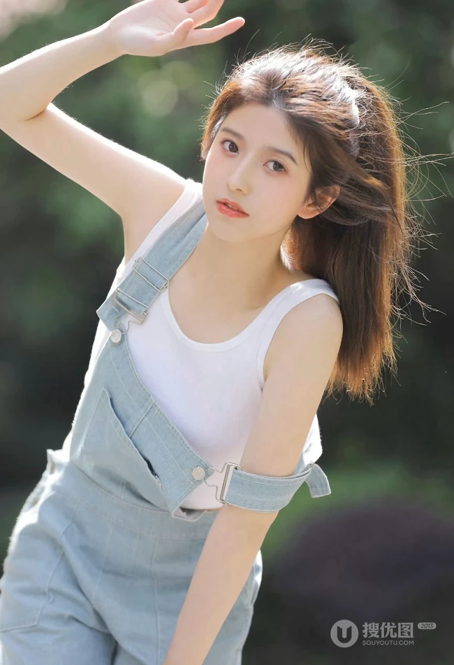 扎着马尾辫发型的青春少女肩带牛仔裤穿搭街拍写真套图