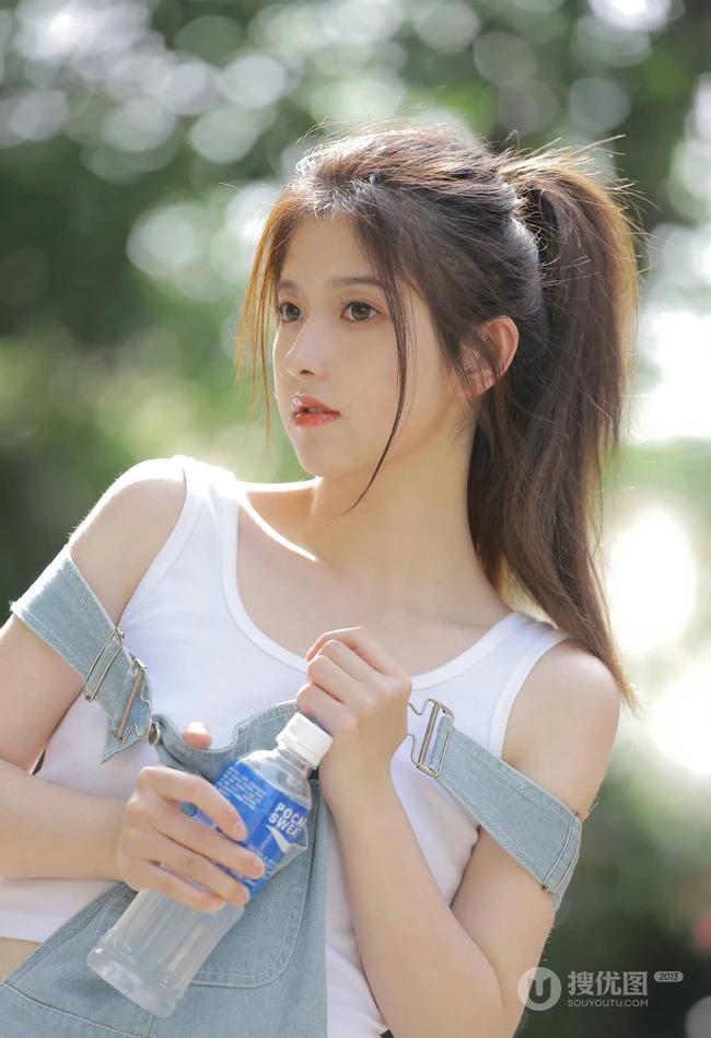 扎着马尾辫发型的青春少女肩带牛仔裤穿搭街拍写真套图