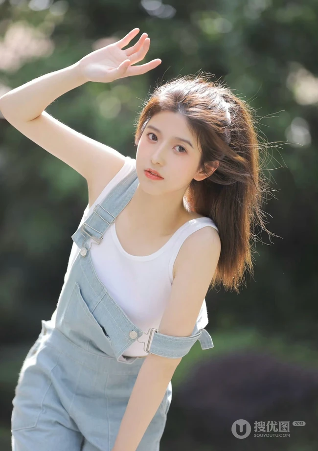 扎着马尾辫发型的青春少女肩带牛仔裤穿搭街拍写真套图