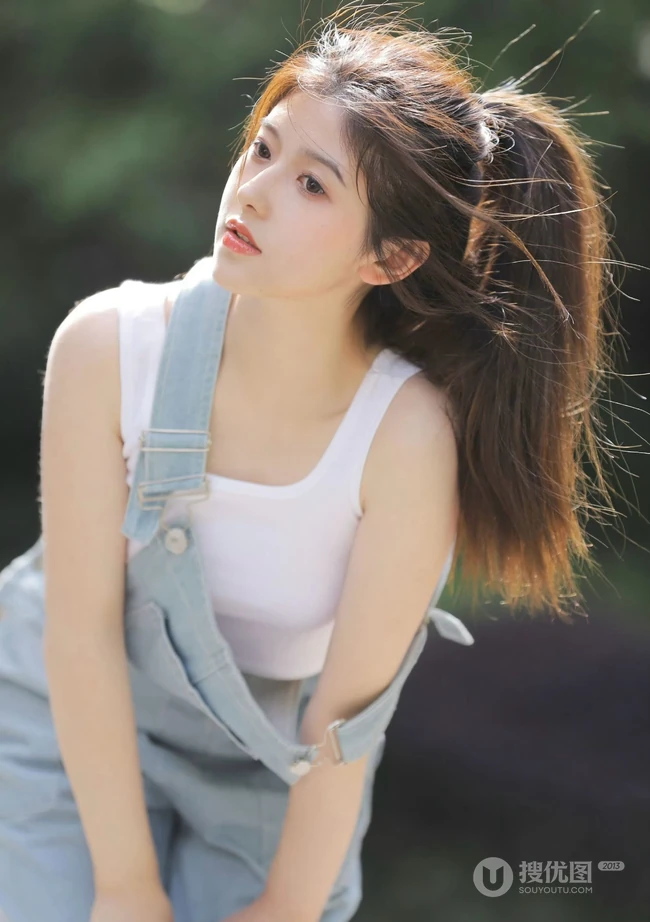 扎着马尾辫发型的青春少女肩带牛仔裤穿搭街拍写真套图
