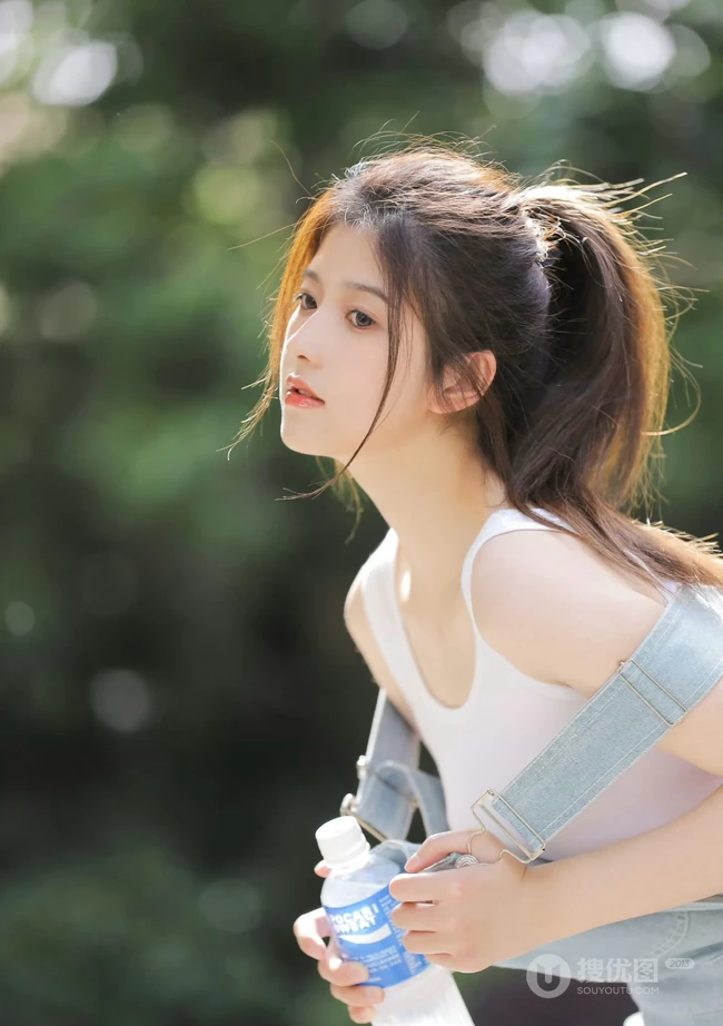 扎着马尾辫发型的青春少女肩带牛仔裤穿搭街拍写真套图