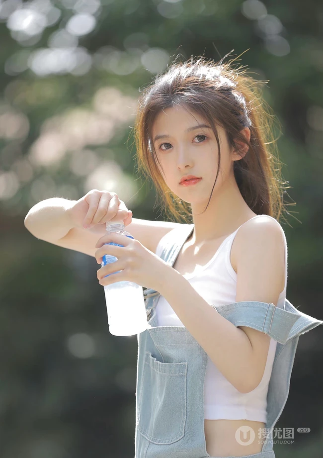 扎着马尾辫发型的青春少女肩带牛仔裤穿搭街拍写真套图