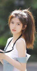 扎着马尾辫发型的青春少女肩带牛仔裤穿搭街拍写真套图