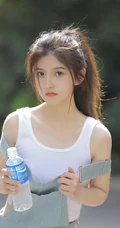 扎着马尾辫发型的青春少女肩带牛仔裤穿搭街拍写真套图