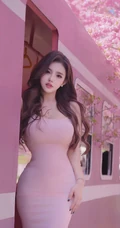 超气质卷发女生轻熟紧身粉色连衣裙穿搭尽显凹凸有致匀称身材写真图片