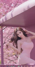 超气质卷发女生轻熟紧身粉色连衣裙穿搭尽显凹凸有致匀称身材写真图片