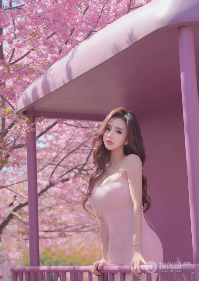 超气质卷发女生轻熟紧身粉色连衣裙穿搭尽显凹凸有致匀称身材写真图片