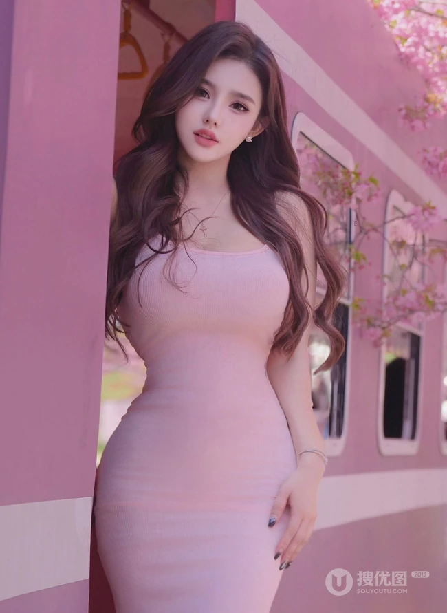 超气质卷发女生轻熟紧身粉色连衣裙穿搭尽显凹凸有致匀称身材写真图片