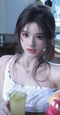 厨房忙碌的气质可人女生小姐姐白色背心牛仔短裤穿搭调制美味果汁写真套图