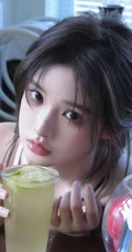 厨房忙碌的气质可人女生小姐姐白色背心牛仔短裤穿搭调制美味果汁写真套图