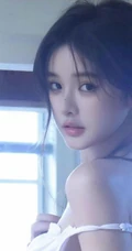 厨房忙碌的气质可人女生小姐姐白色背心牛仔短裤穿搭调制美味果汁写真套图