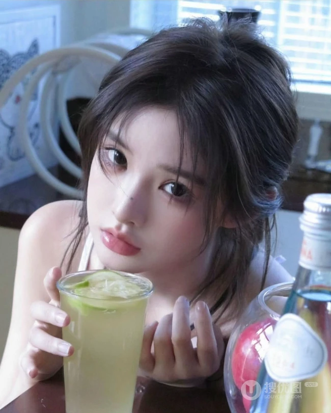 厨房忙碌的气质可人女生小姐姐白色背心牛仔短裤穿搭调制美味果汁写真套图