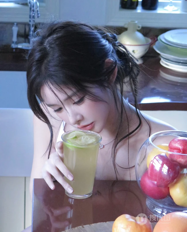 厨房忙碌的气质可人女生小姐姐白色背心牛仔短裤穿搭调制美味果汁写真套图