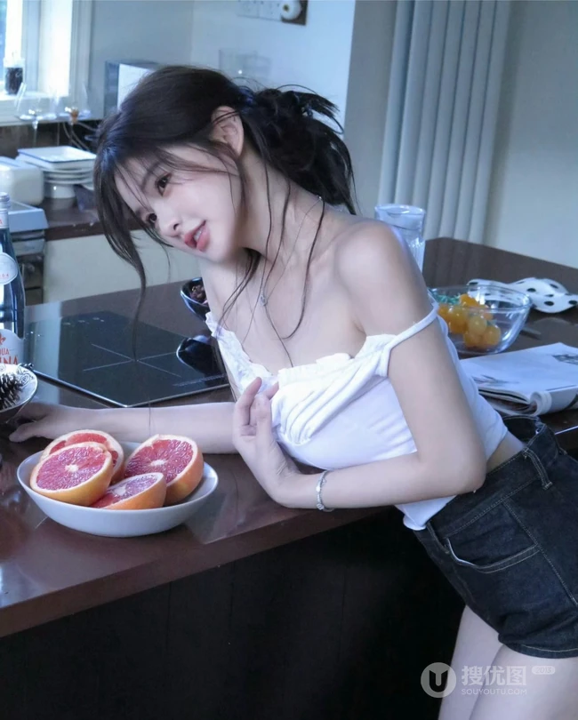 厨房忙碌的气质可人女生小姐姐白色背心牛仔短裤穿搭调制美味果汁写真套图