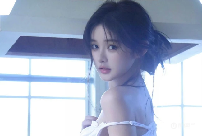 厨房忙碌的气质可人女生小姐姐白色背心牛仔短裤穿搭调制美味果汁写真套图