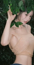 清凉夏日，穿着单薄衣服清透淋水的优雅身形女生户外高清写真图片